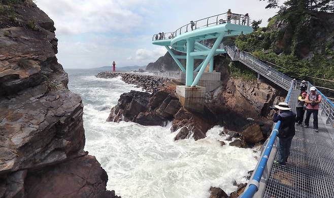 심곡항을 들어서면 전망대(위)가 설치되어 있다. 동해바다와 해안단구를 배경으로 기념사진을 마음껏 찍을 수 있다. 최승식 기자