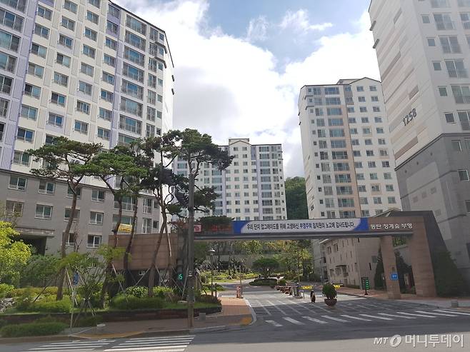 지난달 29일 경기 화성시 동탄2신도시 31블록 청계숲사랑으로부영 정문에 부영그룹에 감사의 뜻을 전하는 현수막이 걸려있다. /사진=박치현 기자