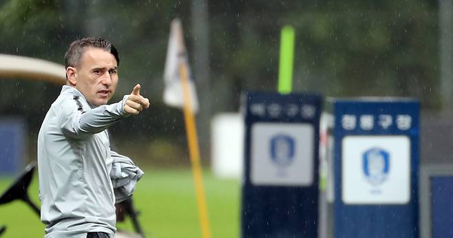 ▲ 벤투 감독은 회복 훈련, 패턴 훈련을 병항하며 파주NFC의 백호 구장, 청룡 구장을 활발히 오갔다 ⓒ연합뉴스