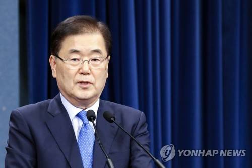 방북 앞둔 대북특사 정의용 국가안보실장 (서울=연합뉴스) 배재만 기자 = 대북특사로 평양에 파견되는 정의용 국가안보실장이 4일 오후 청와대 춘추관 대브리핑룸에서 방북과 관련한 기자회견을 하고 있다.     scoop@yna.co.kr  (끝)