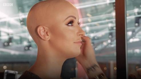 ‘#Alopeciaisfashion(탈모도 패션이다)’ 캠페인에 동참하는 에반젤린 베츠가 대머리를 드러낸 채 촬영을 위해 메이크업을 받고 있다. /BBC