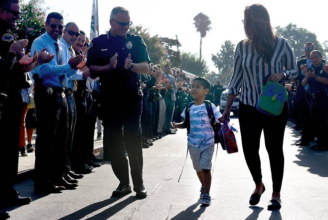 그레그의 유치원 입학을 축하하는 경찰 동료들의 축하 행렬이 이어졌다.