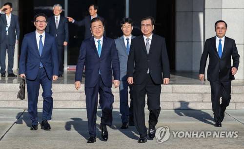 대북 특사단, 문 대통령 친서 들고 평양으로 출발 (성남=연합뉴스) 황광모 기자 = 정의용 청와대 국가안보실장을 수석으로 하는 문재인 대통령의 대북 특별사절단이 5일 오전 경기도 성남 서울공항을 통해 평양으로 출발하고 있다. 특사단 5명은 특별기를 타고 서울공항을 출발, 서해 직항로를 통해 방북한다. (왼쪽부터) 천해성 통일부 차관, 정의용 국가안보실장, 윤건영 청와대 국정상황실장, 서훈 국정원장, 김상균 국정원 2차장.     hkmpooh@yna.co.kr  (끝)