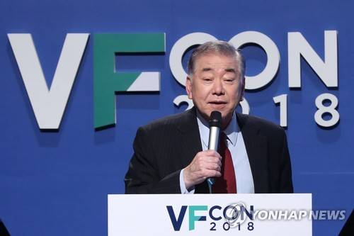 기조연설하는 문정인 (서울=연합뉴스) 강민지 기자 = 5일 오후 서울 마포구 상암동 MBC공개홀에서 열린 '보이는 미래 콘퍼런스 2018'에서 문정인 청와대 외교안보특보가 '갈등을 넘어서 평화와 협력으로: 동북아 공동체의 미래'를 주제로 기조연설을 하고 있다.       mjkang@yna.co.kr  (끝)