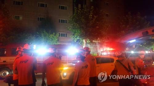 불이 난 모텔서 투숙객 구조