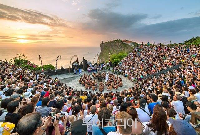 ▲ 발리 울루와뚜 사원의 께짝댄스