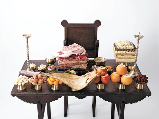 퇴계 이황 선생 종가의 불천위 제사상 차림. 두 종가의 제사상은 검소하면서도 상차림이 달라 ‘가가례: 집집마다 다른 제례의 풍경’의 좋은 예를 보여준다. [사진 아름지기]