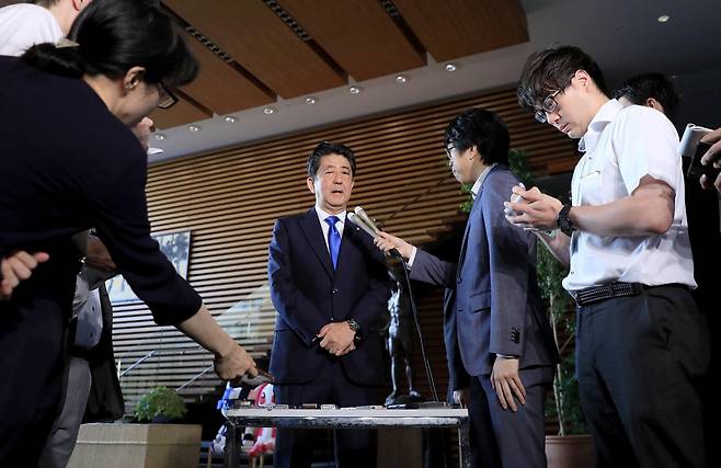 아베신조 일본 총리가 6일 관저에서 지진 대책을 발표하고 있다. [교토=연합뉴스]