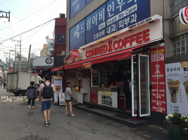 1,000 won coffee shops can be commonly found near Noryangjin cram schools (Park Ju-young / The Korea Herald)