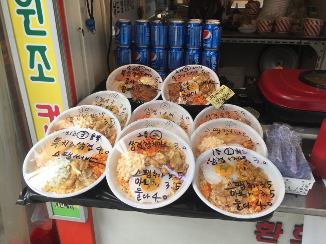 Samples of cup rice are displayed in front of a food stall in Noryangjin (Park Ju-young / The Korea Herald)