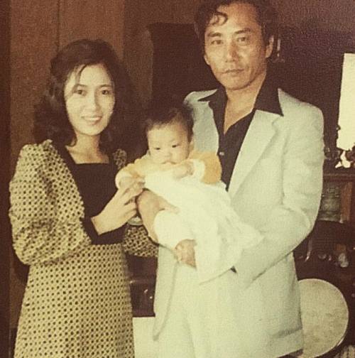 가수 은지원이 지난해 6월&nbsp;사회관계망서비스(SNS)에 올린 가족사진. 오른쪽이 은지원의 부친인 고(故) 은희만씨. 사진=은지원 SNS