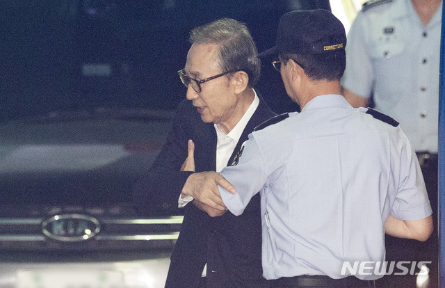 【서울=뉴시스】김선웅 기자 = 이명박 전 대통령이 6일 오후 서울 서초구 서울중앙지법에서 열린 1심 결심공판에 출석하고 있다. 2018.09.06. mangusta@newsis.com