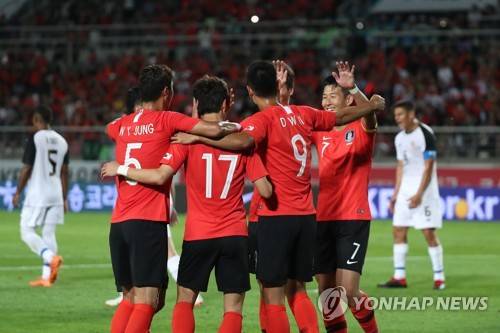 '벤투 호 첫 골' (고양=연합뉴스) 임병식 기자 = 7일 고양종합운동장에서 열린 한국과 코스타리카 친선경기에서 한국의 이재성이 선취골에 성공하자 손흥민(오른쪽)과 선수들이 환호하고 있다. 2018.9.7      andphotodo@yna.co.kr  (끝)