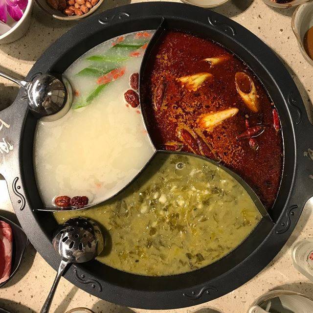 훠궈는 한번에 3가지 육수를 고를 수 있어 다양한 맛을 즐길 수 있다. 잇쎈틱 제공