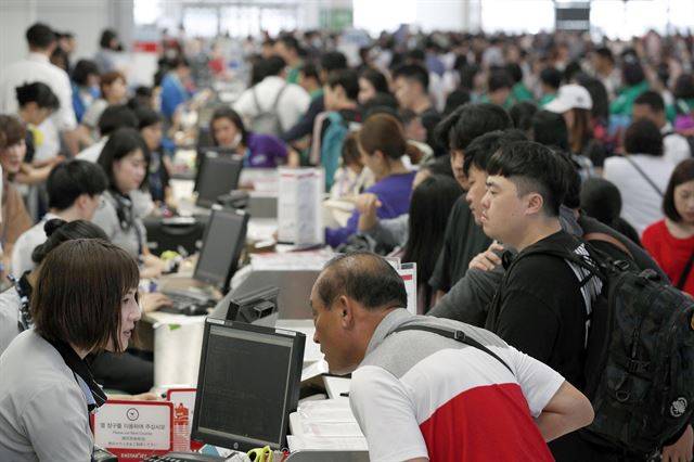 일본 홋카이도 강진으로 일시 폐쇄됐던 신치토세공항의 국제선 운항이 8일 재개되면서 외국인 관광객들이 몰려들어 혼잡을 이루고 있다. 삿포로=교도 연합통신
