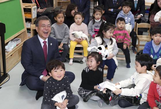 문재인 대통령은 지난 1월 24일 서울 도봉구의 한그루 어린이집을 방문해 유아 보육 교육과 저출산 문제와 관련한 학부모와 보육 현장의 목소리를 듣는 사진을 가졌다. 문 대통령이 어린이들과 함께 마술공연을 관람하고 있다. [청와대사진기자단]