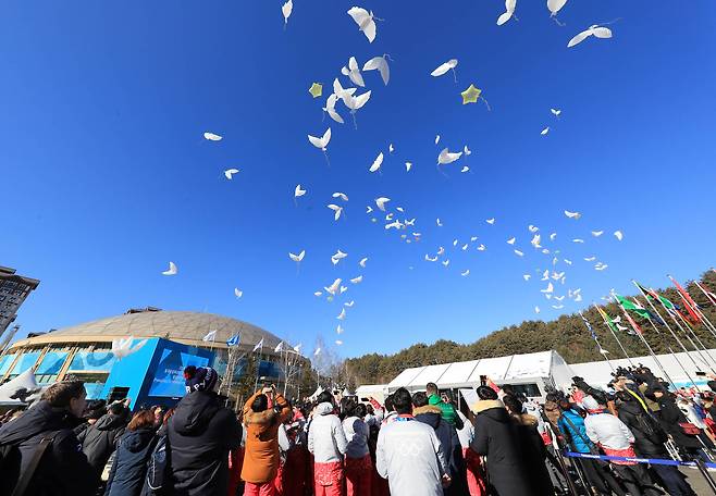 평창동계올림픽 개막을 8일 앞둔 지난 2월 1일 오후 강원도 평창군 평창선수촌에서 열린 개촌식에서 토마스 바흐 IOC 위원장을 비롯한 참석자들이 평화 올림픽을 기원하며 비둘기 풍선을 날리고 있다. [연합뉴스]