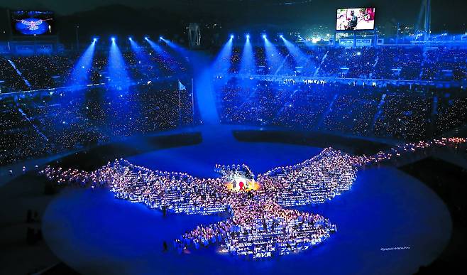 지난 2월 9일 강원도 평창 올림픽스타디움에서 열린 2018 평창동계올림픽 개막식에서 촛불로 만든 비둘기 형상을 배경으로 가수 하현우, 이은미, 전인권, 안지영이 'imagine'를 부르고 있다. [연합뉴스]