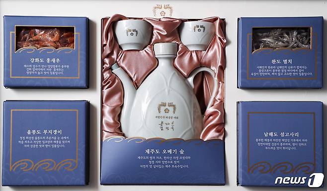 추석 명절을 앞두고 청와대가 문재인 대통령 부부 이름으로 사회 각계 주요인사와 국가유공자, 사회적 배려계층 등 1만여명에게 울릉도, 강화도 등 섬마을에서 생산되는 특산물로 마련된 선물 세트를 보낸다고 지난 7일 전했다. (청와대 제공) ⓒ News1