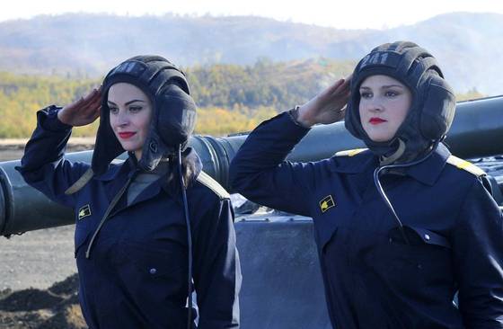 러시아 승무원들이 9일(현지시간) 승무원의 날 기념식에서 꽃다발을 받은 뒤 거수경례를 하고 있다. [타스=연합뉴스]