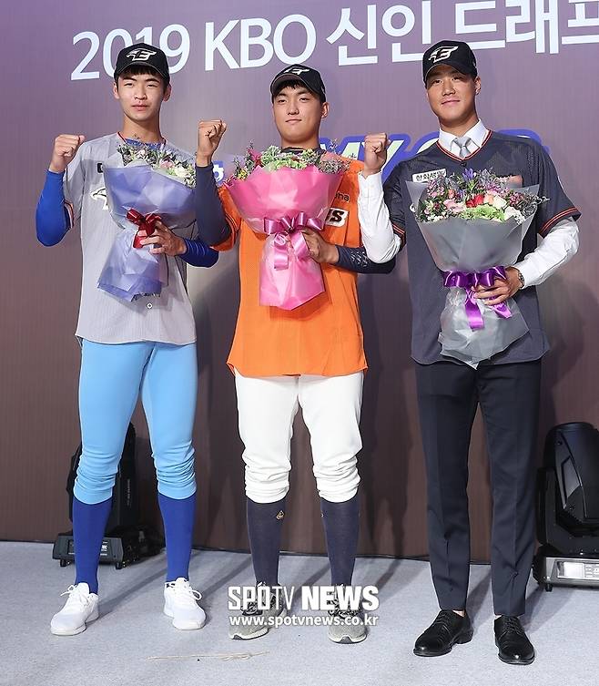 ▲ 박윤철(맨 오른쪽)은 4년 만에 한화 유니폼을 입게 됐다. ⓒ곽혜미 기자