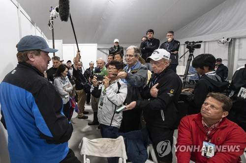 최종 라운드 진행 상황을 설명하는 PGA 투어 관계자. [AP=연합뉴스]