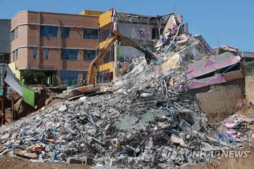 속도 내는 상도유치원 철거작업 (서울=연합뉴스) 김도훈 기자 = 서울 동작구 서울상도유치원이 지반 불안으로 기울어지는 사고가 난 지 닷새째인 10일 오전 철거작업이 진행되고 있다. 철거작업은 이날 오후 완료될 예정이다. 2018.9.10      superdoo82@yna.co.kr  (끝)