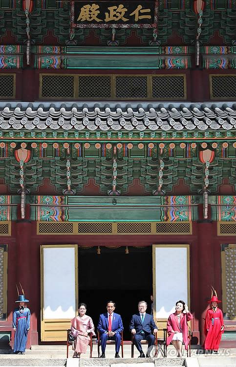 창덕궁에서 열린 인도네시아 대통령 환영식 (서울=연합뉴스) 황광모 기자 = 문재인 대통령과 부인 김정숙 여사가 한국을 국빈 방문한 조코 위도도 인도네시아 대통령 내외와 10일 오전 서울 종로구 창덕궁 인정전 앞에서 열린 공식 환영식에서 궁중무용인 '가인전목단'을 관람하고 있다.       이 무용은 '향악정재'라는 궁중무용의 하나로 조선시대 외국 사신을 위한 접견 등에서 공연됐으며 현재까지도 전승되고 있다.     hkmpooh@yna.co.kr