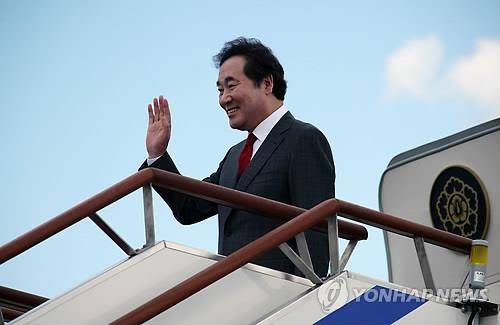 이총리 '러시아 잘 다녀오겠습니다' 이 총리 '러시아 잘 다녀오겠습니다'      (성남=연합뉴스) 김승두 기자 = 이낙연 국무총리가 10일 오후 경기도 성남 서울공항에서 러시아 블라디보스토크에서 열리는 제4차 동방경제포럼에 참석하기 위해 공군 2호기에 올라 손을 흔들고 있다. 2018.9.10 kimsdoo@yna.co.kr