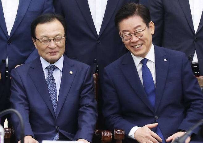더불어민주당 이해찬 대표(왼쪽)와 이재명 경기지사가 11일 ‘민주당-경기도 예산정책협의회’에서 웃고 있다.  연합뉴스