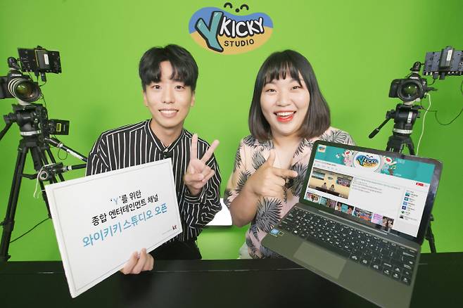 KT가 `Y` 브랜드 디지털 채널 `와이키키 스튜디오(Ykicky Studio)`를 오픈하고 1020세대와 소통을 강화해 나갈 것이라고 밝혔다. 와이키키 스튜디오 `Y리뷰어스`에 출연 중인 심민기(왼쪽), 조은희가 KT의 와이키키 스튜디오를 홍보하고 있다. [사진제공 = KT]