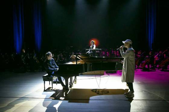 2016년 유니세프 ‘이매진 프로젝트’에서 함께 공연한 스티브 바라캇과 엑소의 첸. [사진 페이스북]