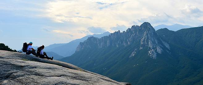 금강산의 남쪽 끝 줄기인 신선봉 아래 신선암의 너럭바위에 오른 이들이 설악산 울산바위를 바라보고 있다. 이곳이야말로 울산바위를 보는 가장 훌륭한 전망대다.