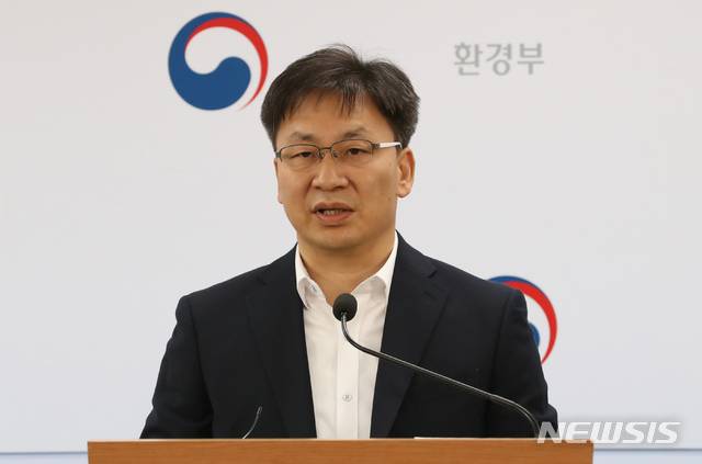 【세종=뉴시스】강종민 기자 = 신건일 환경부 대기관리과장이 지난 11일 정부세종청사에서 고농도 미세먼지 발생의 원인이 되는 날림먼지 발생 사업장의 관리 강화를 위해 '대기환경보전법' 시행령, 시행규칙을 일부 개정, 오는 13일부터 40일간 입법예고 한다고 밝히고 있다. 2018.09.12. ppkjm@newsis.com