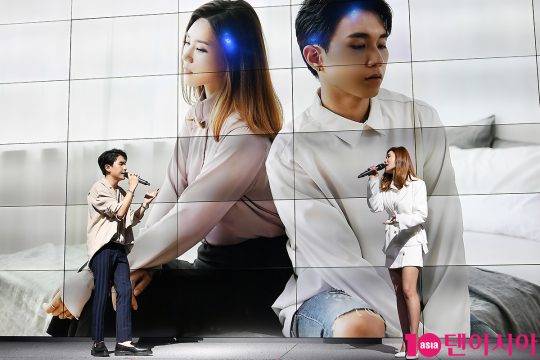 쇼케이스를 위해 특별히 편곡한 듀엣곡을 부르고 있는 가수 임한별(왼쪽), 김연지/이승현 기자 lsh87@