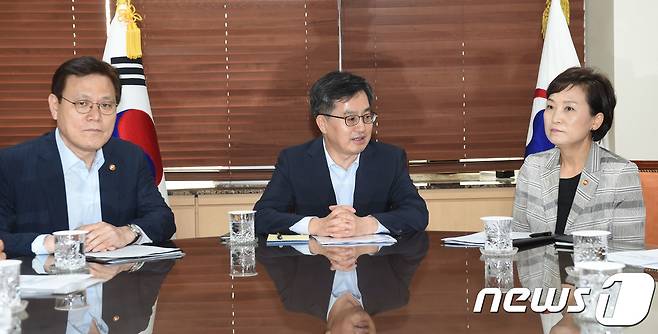 김동연 경제부총리 겸 기획재정부 장관이정부서울청사에서 주택시장 동향 관련 경제현안간담회를 주재하는 모습. 왼쪽부터 최종구 금융위원장, 김동연 부총리, 김현미 국토교통부 장관. (기획재정부 제공)  ©뉴스1