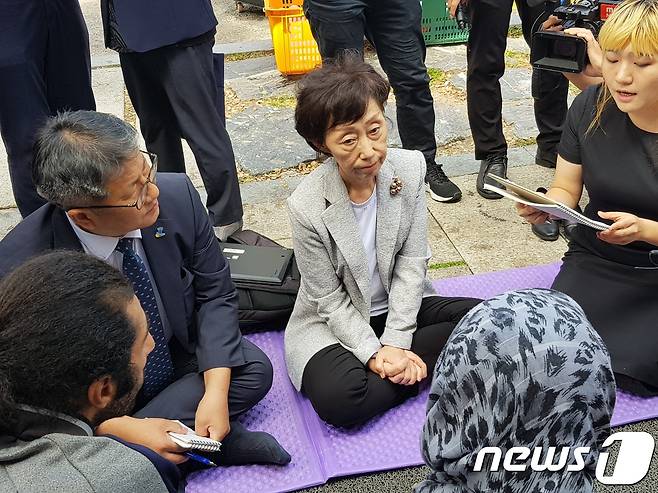 최영애 국가인권위원장이 13일 오후 서울 종로구 효자치안센터 앞 농성장을 찾아 최장 28일째 단식 농성 중인 이집트인 난민 신청자들의 이야기를 듣고 있다. 2018.9.13/뉴스1 © News1 윤다정 기자