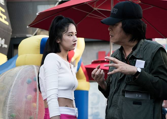 `버닝` 촬영 현장에서 이창동 감독과 대화하고 있는 전종서(왼쪽)