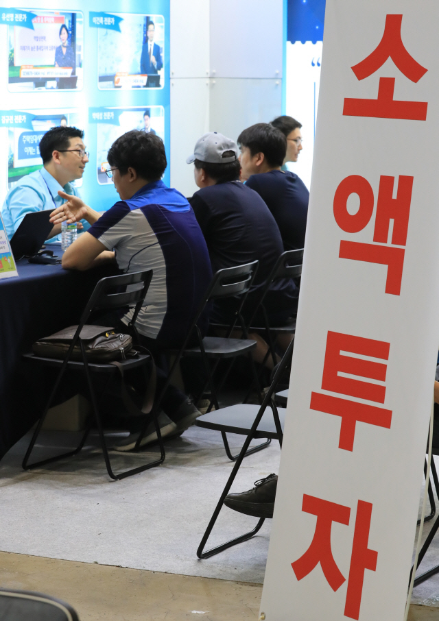 강남에서 열린 한 부동산 세미나에서 참가자들이 투자 상담을 받고 있다. /연합뉴스