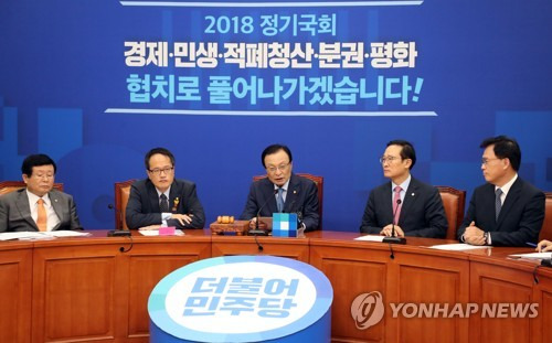 최고위 발언하는 이해찬 대표 (서울=연합뉴스) 최재구 기자 = 더불어민주당 이해찬 대표가 14일 국회에서 열린 최고위원회의에서 발언하고 있다.       jjaeck9@yna.co.kr  (끝)