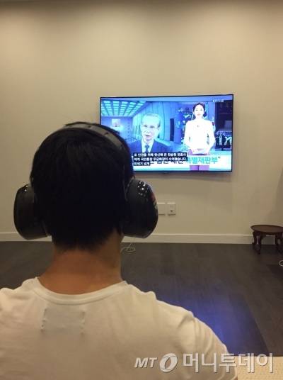 집에서 한 방송사 뉴스를 시청하고 있는 기자 뒷모습. 원래 집에 오면 뉴스를 잘 안 본다. 요리사가 집에 와 요리하기 싫은 것과 마찬가지다. 다만 청각 장애인을 위한 자막을 제공하는 프로그램이 거의 없어 어쩔 수 없이 봤다. 연출샷을 찍은 뒤 채널을 돌렸다./사진=남형도 기자 아내