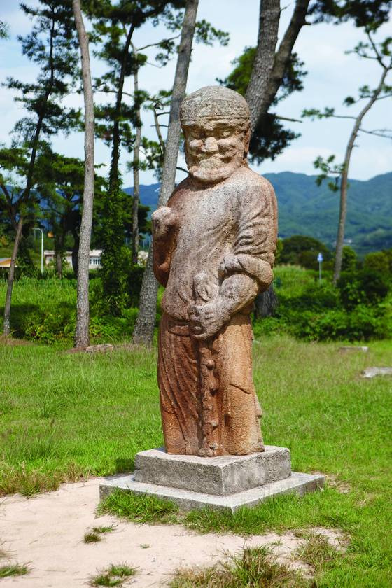 처용의 모습일까. 서역인의 얼굴을 한 경주 괘릉 무인석상의 모습. 신라에는 무슬림들이 다수 왕래 했을 것으로 추정된다. [사진 경상북도]
