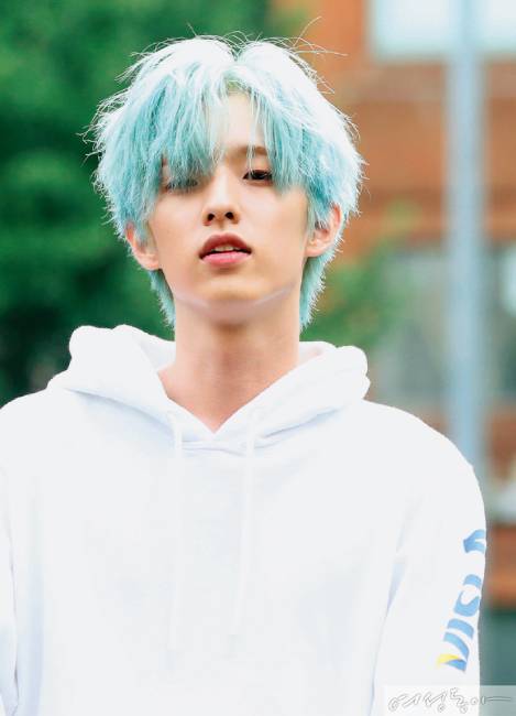 데이식스 제이의 민트 헤어.