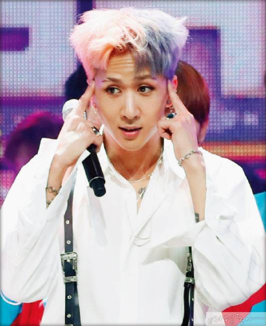 빅스 라비의 핑크 & 바이올렛 투 톤 헤어.