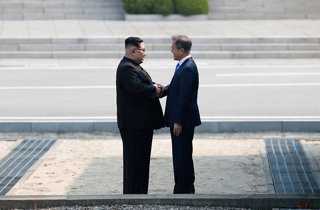 1차 남북정상회담이 열린 4월27일 오전 문재인 대통령과 김정은 북한 국무위원장이 판문점에서 만나 인사를 나누고 있다. 한국공동사진기자단