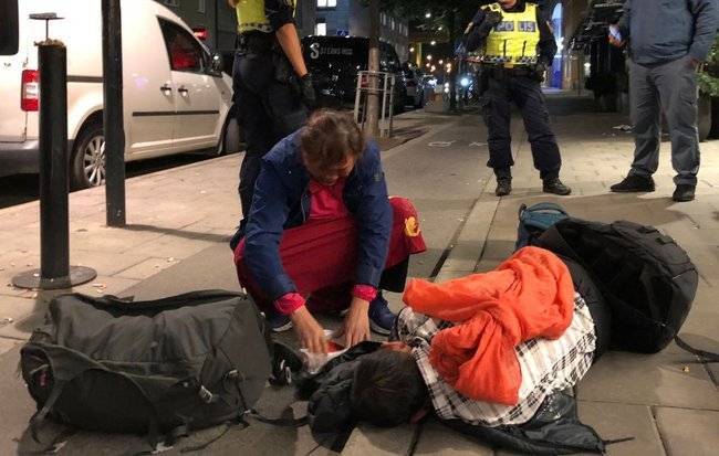 지난 2일 새벽 중국 관광객들이 스웨덴 스톡홀름의 한 호텔에서 로비에서 밤을 지내겠다고 요구하다가 쫓겨난 뒤 바닥에 주저앉아있다. 중국 외교 당국은 스웨덴 쪽의 사과를 요구했지만, 현지 매체들은 이들이 무리한 요구를 했을 가능성을 시사하는 보도를 내놨다. 웨이신(위챗) 갈무리