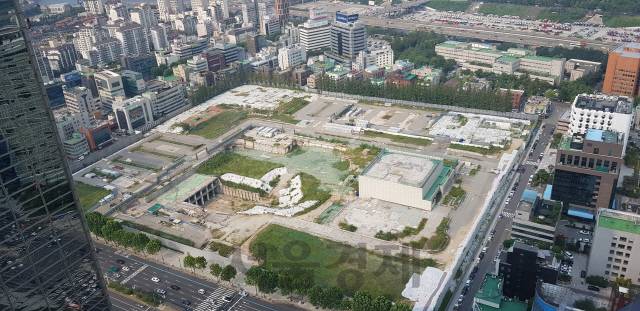 현대차그룹의 GBC 부지 모습. 현대차그룹이 인수한 지 3년이 지났지만 기존 사옥만 사라진 채 텅 빈 공터로 남아 있다./강도원기자