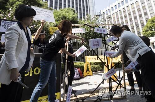 '성매매 알선 사이트 페쇄 촉구 퍼포먼스' (서울=연합뉴스) 윤동진 기자 = 17일 오전 서울 경찰청 앞에서 열린 성매매알선, 구매 포털사이트 공동고발 기자회견에 참석자들이 관련 퍼포먼스를 하고 있다.      mon@yna.co.kr  (끝)