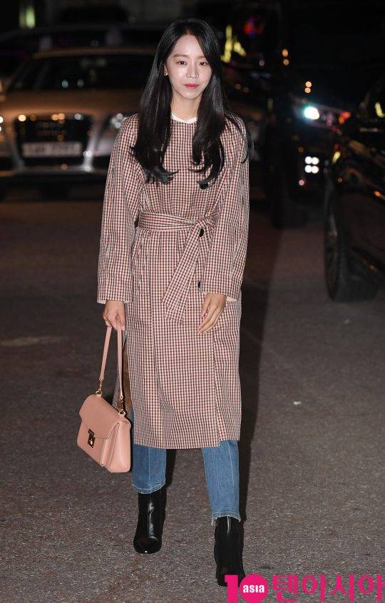 배우 신혜선이 18일 오후 서울 영등포구 여의도동 한 음식점에서 열린 SBS 월화드라마 ‘서른이지만 열일곱입니다’ 종방연에 참석하고 있다.