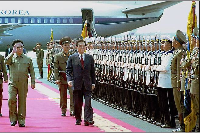 김대중 대통령과 김정일 국방위원장이 북한 의장대를 사열하고 있다. [중앙포토]